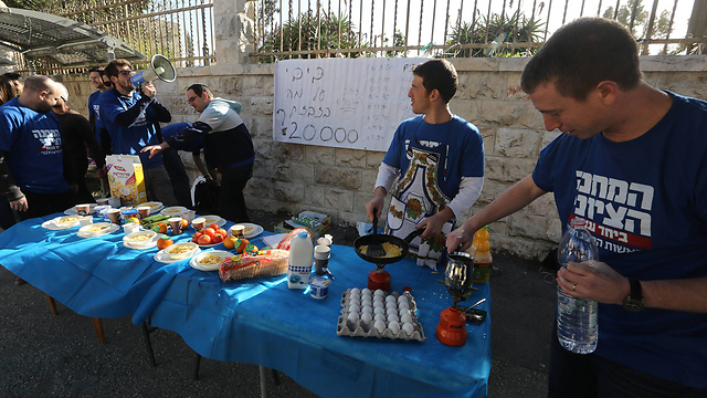 ארוחת הבוקר של המחנה הציוני, מול בית רה"מ (צילום: גיל יוחנן) (צילום: גיל יוחנן)