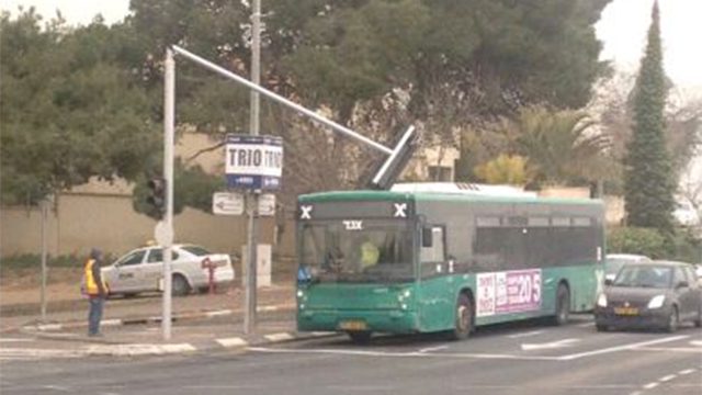 Traffic light falls over on bus in Haifa. (Photo: Ofer Yaakov, Magen David Adom)