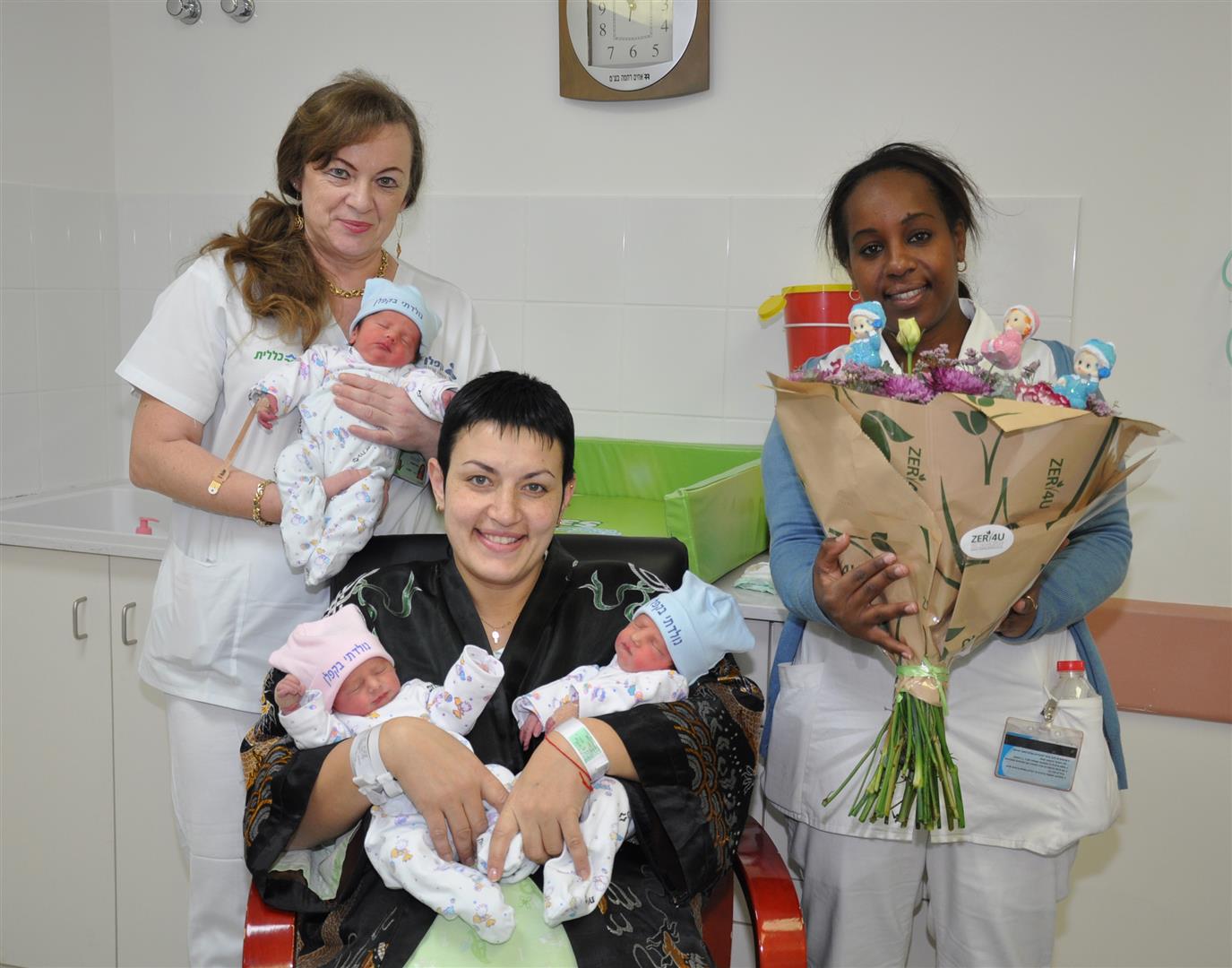 היולדת אולגה עם השלישייה וצוות מחלקת יולדות, ילנה פרבר ולאה וורקו (צילום: בית החולים קפלן) (צילום: בית החולים קפלן)