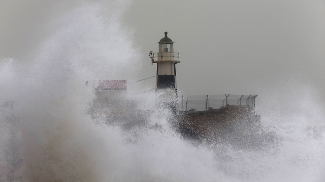 Waves in in Acre. (Photo: Associated Press)
