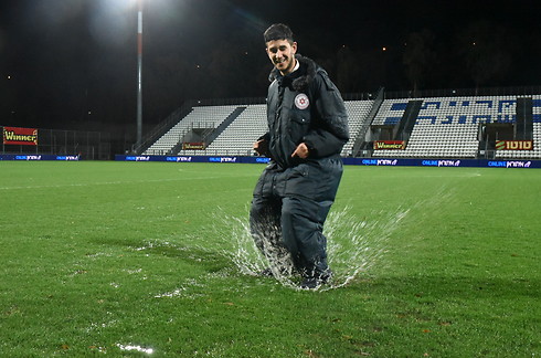 "האצטדיון הזה לא מתאים למצב של גשם" (צילום: אביהו שפירא) (צילום: אביהו שפירא)