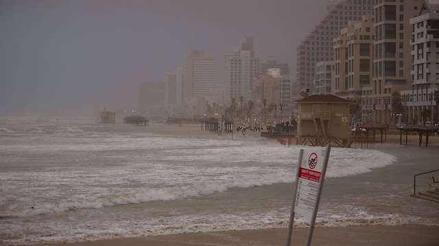 רוח עזה בתל אביב, בשבוע שעבר (צילום: AFP) (צילום: AFP)