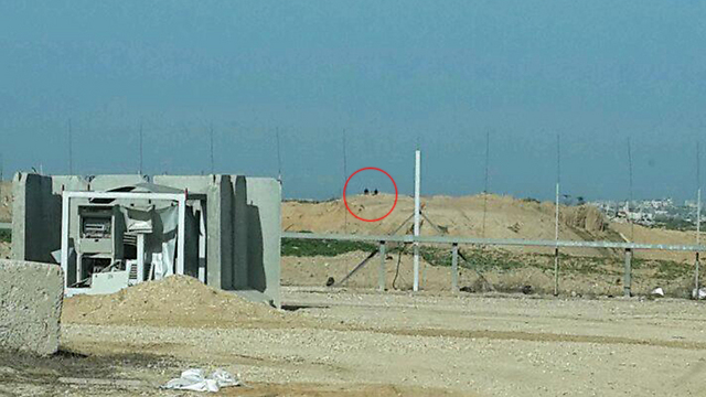 מוקפים בעיגול - 2 פעילי חמאס מתצפתים על הצד הישראלי (צילום: יואב זיתון) (צילום: יואב זיתון)