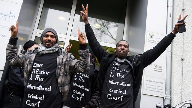 באשיר לבית הדין הבינלאומי להאג. מפגינים סודנים בברלין (צילום: EPA) (צילום: EPA)