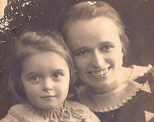 אורסולה מיודובסקי בגיל 5 עם אמה מרתה (צילום: באדיבות CNN) (צילום: באדיבות CNN)