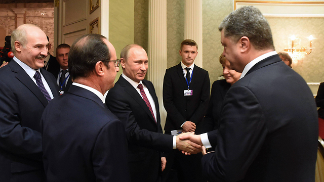 נשיא רוסיה ואוקראינה, פנים מול פנים (צילום: AFP) (צילום: AFP)
