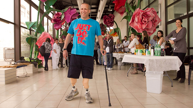 Гади Яркони из кибуца Нирим, лишившийся ног в результате попадания ракеты, при выписке из больницы "Шиба" после длительной реабилитации. Фото: Идан Эрез