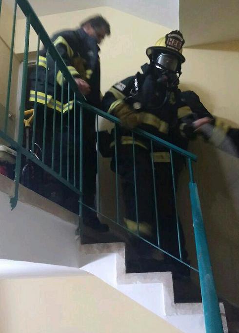כוחות ההצלה בבניין שבו אירעה השריפה  (צילום: כבאות והצלה ירושלים) (צילום: כבאות והצלה ירושלים)