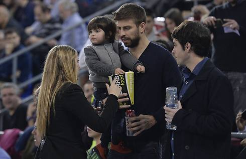 ג'רארד פיקה הגיע עם בנו, מילאן, לראות את ברצלונה (צילום: AFP) (צילום: AFP)