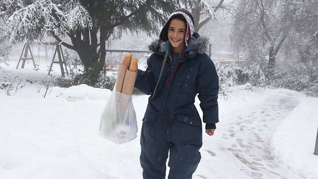 Israeli boy brings groceries home in the snow (Photo: Avihu Shapira)