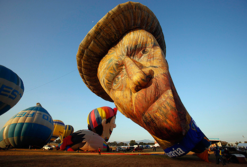 אוויר מוצא מתוך כדור פורח בהשראת ציור של ואן גוך במהלך החגיגה הבינלאומית לכדורים פורחים בפיליפינים (צילום: רויטרס) (צילום: רויטרס)