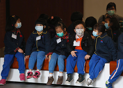 תלמידים צעירים, החובשים מסכות נגד שפעת, מבקרים במועצה המחוקקת של הונג קונג במהלך טיול בית ספר  (צילום: רויטרס) (צילום: רויטרס)