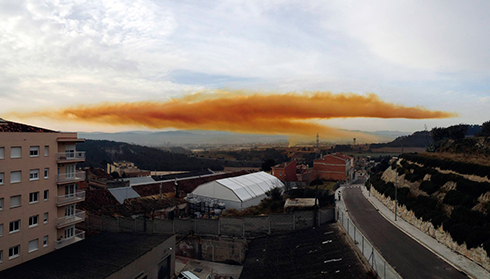 ענן רעיל כתום נראה מעל העיר איגוואלדה שליד ברצלונה בעקבות פיצוץ במפעל כימיקלים. שלושה בני אדם נפצעו. תושבים בסביבה התבקשו להסתגר בבתיהם עד שיתנדף הענן (צילום: רויטרס) (צילום: רויטרס)