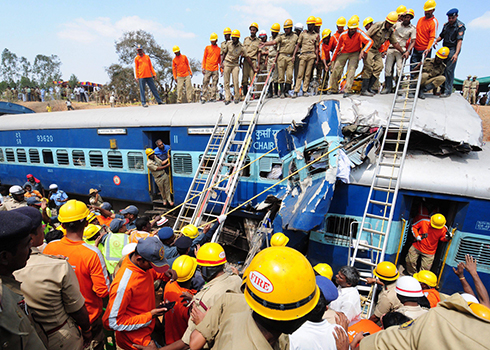 צוותי חילוץ פועלים בזירת תאונת רכבת במחוז אנקל שבהודו. לפחות 10 נוסעים נהרגו ו-17 נפצעו כשהרכבת ירדה מהפסים (צילום: EPA) (צילום: EPA)