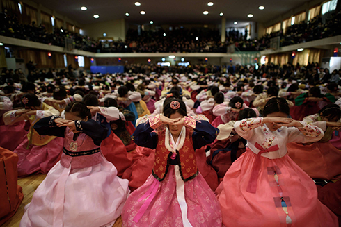 תלמידות בית ספר בסיאול לבושות בשמלות מסורתיות בטקס לרגל סיום הלימודים בבית ספר תיכון לבנות "דונגמייאונג". כ-500 תלמידות נטלו חלק בטקס שמסמל את המעבר לגיל בגרות ונועד ללמד את הבנות מוסר וקבלת אחריות (צילום: AFP) (צילום: AFP)