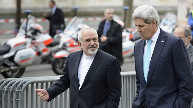  Kerry speaks with Zarif as they walk in Geneva ahead of talks (Photo: AP) (Photo: AP)