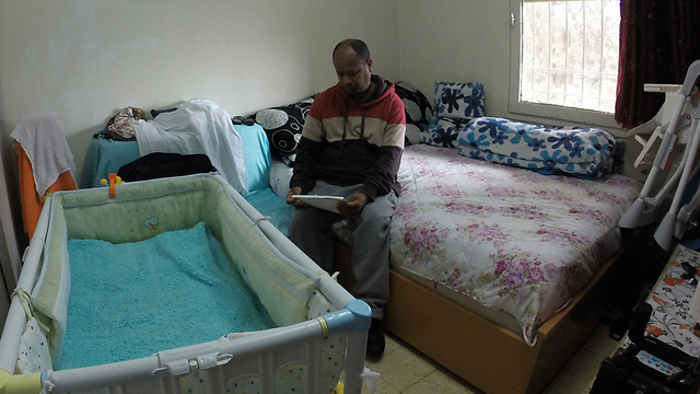 התינוק יש במיטה ליד ההורים, הילד בן הארבע יחד איתם (צילום: אלי מנדלבאום) (צילום: אלי מנדלבאום)