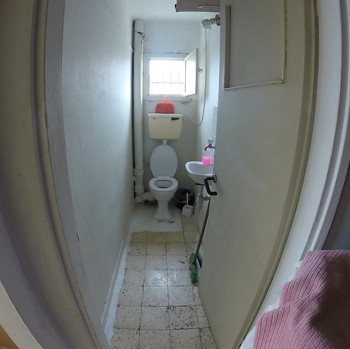 חדר שירותים במרכז הקליטה משותף לכמה משפחות (צילום: אלי מנדלבאום) (צילום: אלי מנדלבאום)