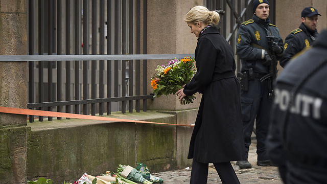 ראש ממשלת דנמרק מניחה פרחים בבית הכנסת בצהריים (צילום: AFP) (צילום: AFP)