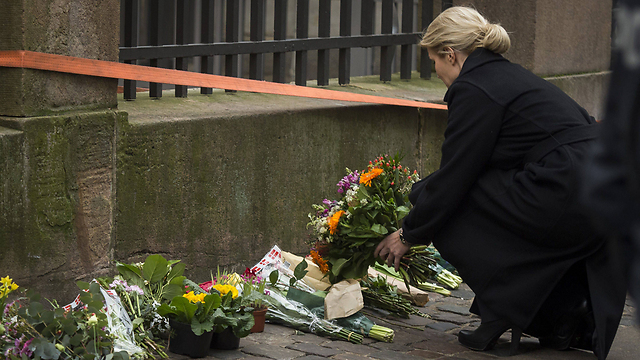  Danish Prime Minister Helle Thorning-Schmidt lays wreath outside synagogue (Photo: AFP) 