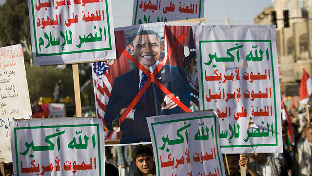 תומכי החות'ים נושאים כרזה נגד ברק אובמה ומניפים כרזות עם סיסמת התנועה, כולל "מוות לישראל" (צילום: AP) (צילום: AP)