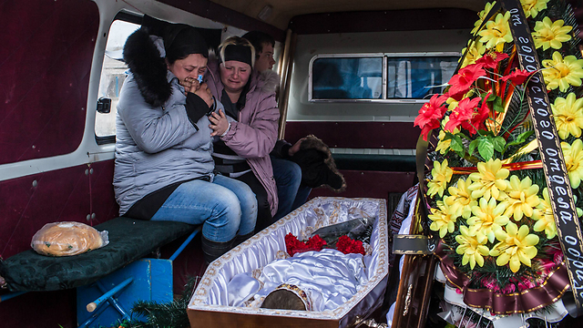 הלווייתו של ילד בן 7 שנהרג מפגז בארטמיבסק, היום (צילום: getty images) (צילום: getty images)