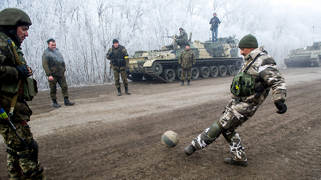 חיילים אוקראינים מנצלים את ההפוגה לכדורגל (צילום: AFP) (צילום: AFP)