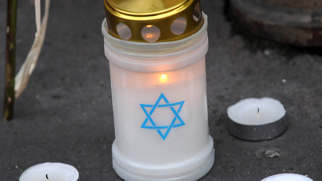 Memorial candle outside Copenhagen synagogue (Photo: MCT)