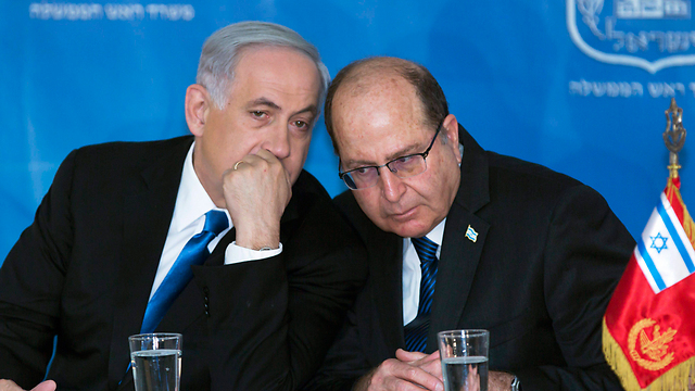 Defense Minister Ya'alon with Prime Minister Netanyahu (Photo: EPA)