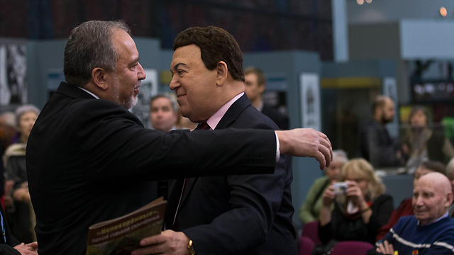 Lieberman with Kobzon (Photo: AP)