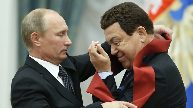 Putin and Kobzon (Photo: AFP)