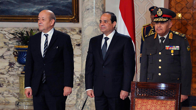 French defense minister with Egyptian president (Photo: Reuters)