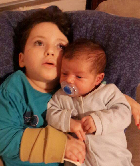 אדל ביטון עם אחיה הקטן בתמונה שצולמה לפני כמה ימים ()