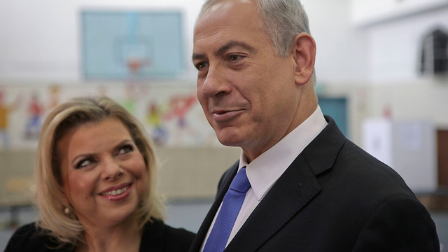 Netanyahu with wife Sara (Photo: AP) (Photo: AP)