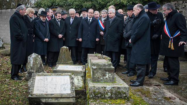 Hollande at Jewish cemetery (Photo: MCT) 