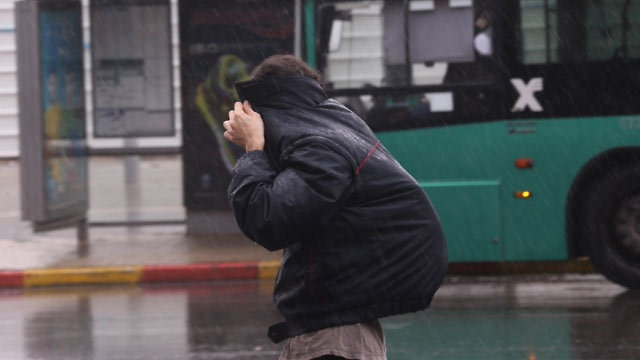 מעיל נגד גשם (צילום: מוטי קמחי) (צילום: מוטי קמחי)
