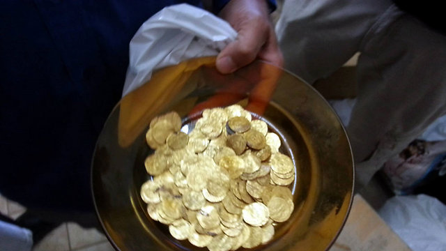 A 1,000 year old gold treasure (Photo: Tzvika Feuer) (Photo: Tzvika Feuer)
