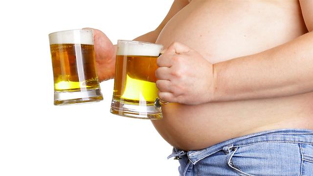 צריכת אלכוהול מוגזמת והשמנה בטנית עלולים לגרום לכבד שומני (צילום: shutterstock) (צילום: shutterstock)