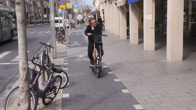 רוכבים בשביל - בלי קסדה, כן עם סלולרי (צילום: מוטי קמחי) (צילום: מוטי קמחי)