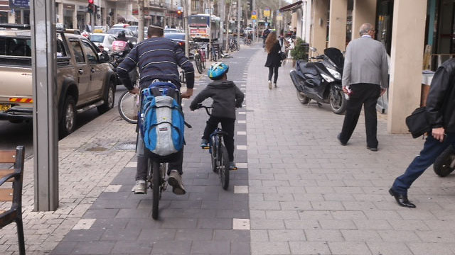 "לקשישים קשה יותר לחמוק מהאופניים על המדרכות" (צילום: מוטי קמחי) (צילום: מוטי קמחי)