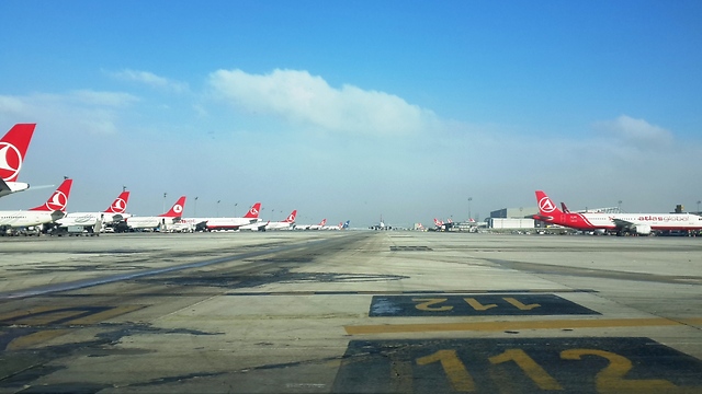 מטוסי טורקיש איירליינס ופגסוס בשדה התעופה אטאטורק (צילום: עמית קוטלר) (צילום: עמית קוטלר)
