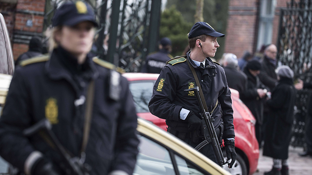 Danish police guard Jewish guard's funeral (Photo: AFP)