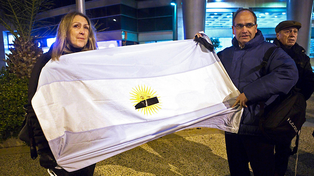 מפגינים מחוץ לשגרירות ארגנטינה בהרצליה, אתמול (צילום: רויטרס) (צילום: רויטרס)