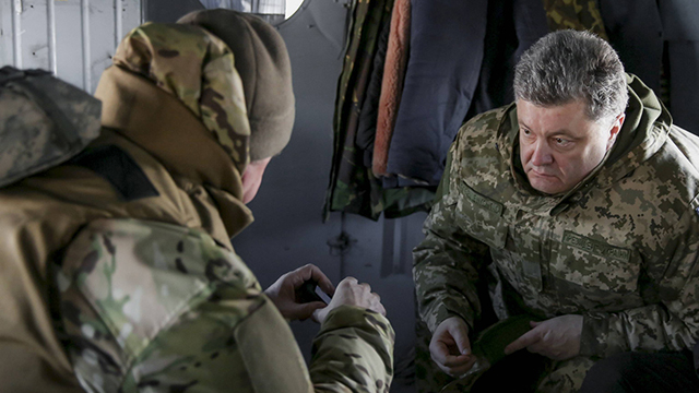 מתכנן להמשיך לחזק את צבאו. נשיא אוקראינה פורושנקו (צילום: AP) (צילום: AP)