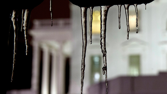 נטיפי קרח בבית הלבן, וושינגטון (צילום: AP) (צילום: AP)