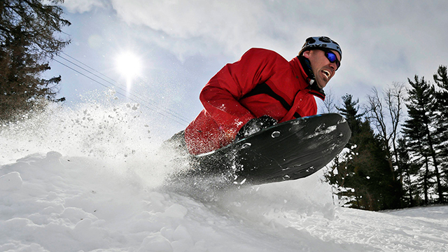ג'ייסון קילבי גולש בשלג של קנטקי (צילום: AP) (צילום: AP)