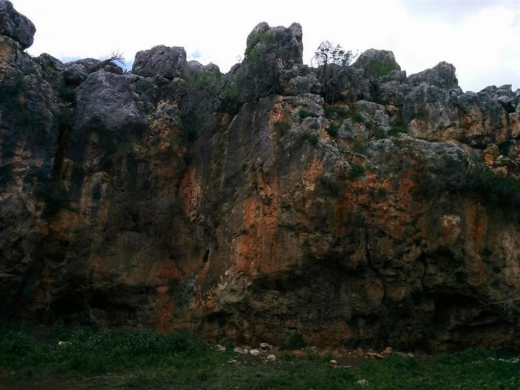 קירות הסלע המקיפים את המכתש (צילום: אמנון גופר)