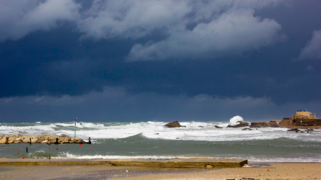 הסערה בחופי קיבוץ שדות ים (צילום: רותם שחר) (צילום: רותם שחר)