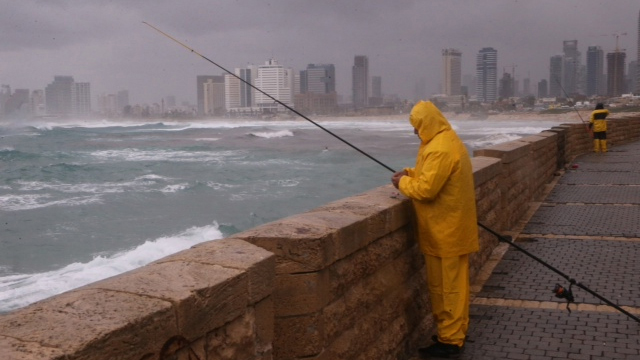 Winds slam into Tel Aviv's coast (Photo: Motti Kimchi)