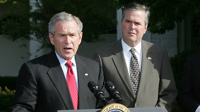 אחד מיועציו של ג'ב בוש (מימין) לענייני ישראל - אחיו ג'ורג', הנשיא לשעבר (צילום: AP) (צילום: AP)